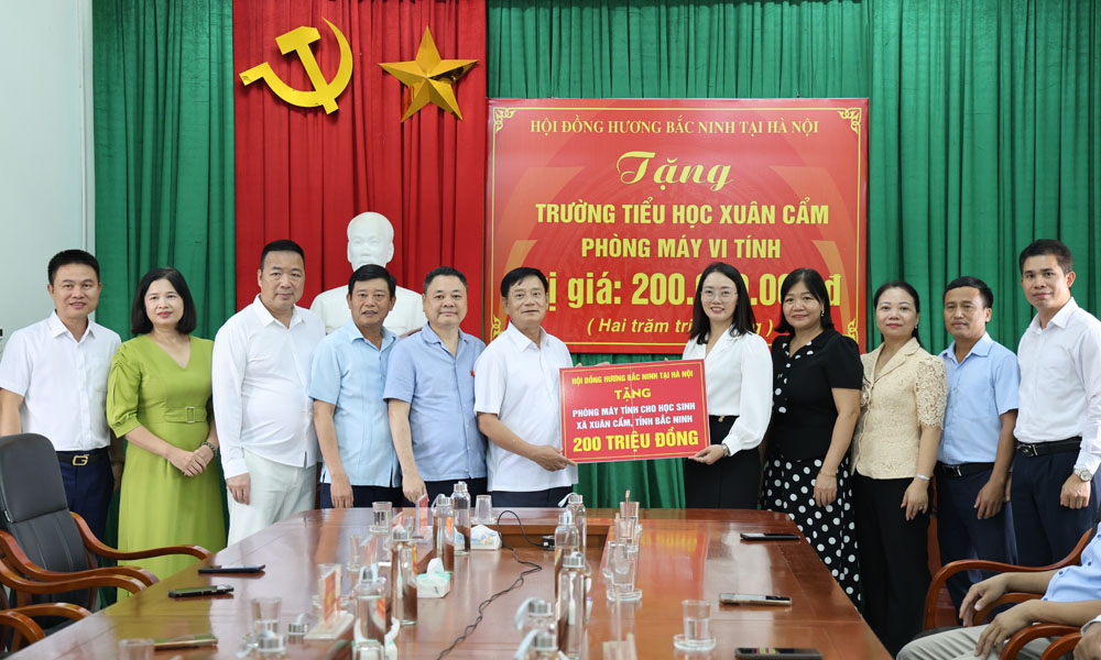  Hội đồng hương Bắc Ninh tại Hà Nội tặng quà cho học sinh xã Xuân Cẩm
